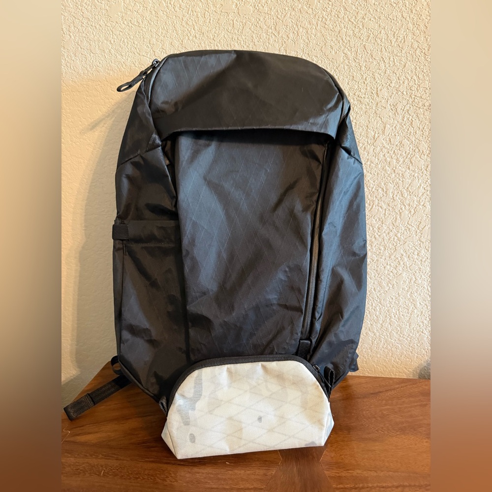 NWOT Able Carry Daybreaker 2 25L X-Pac Black Backpack & Stash Pouch White Alpine